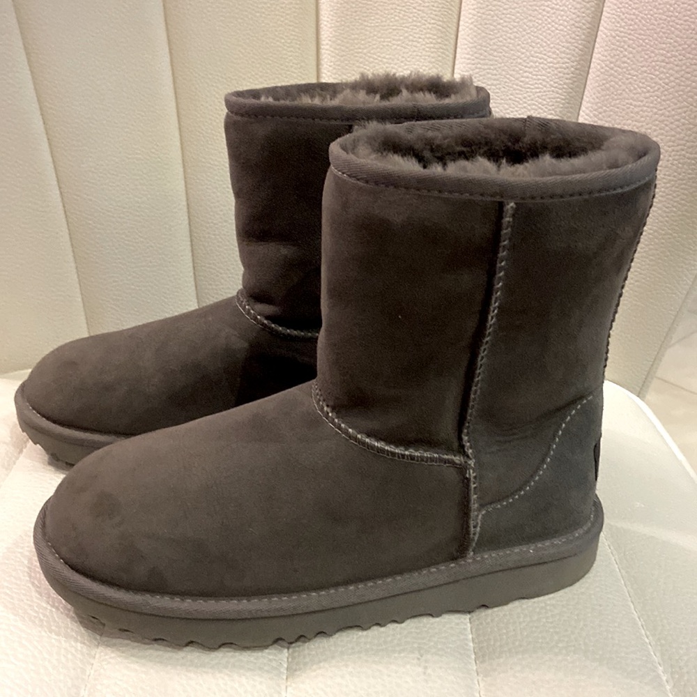 UGG Classic Short II women’s UGG Boot - Grey - size 37